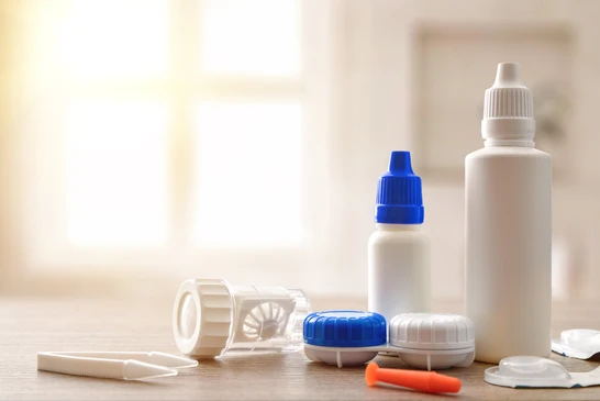 Intérieur lumineux avec accessoires d'optique et de soins oculaires disposés sur une surface claire