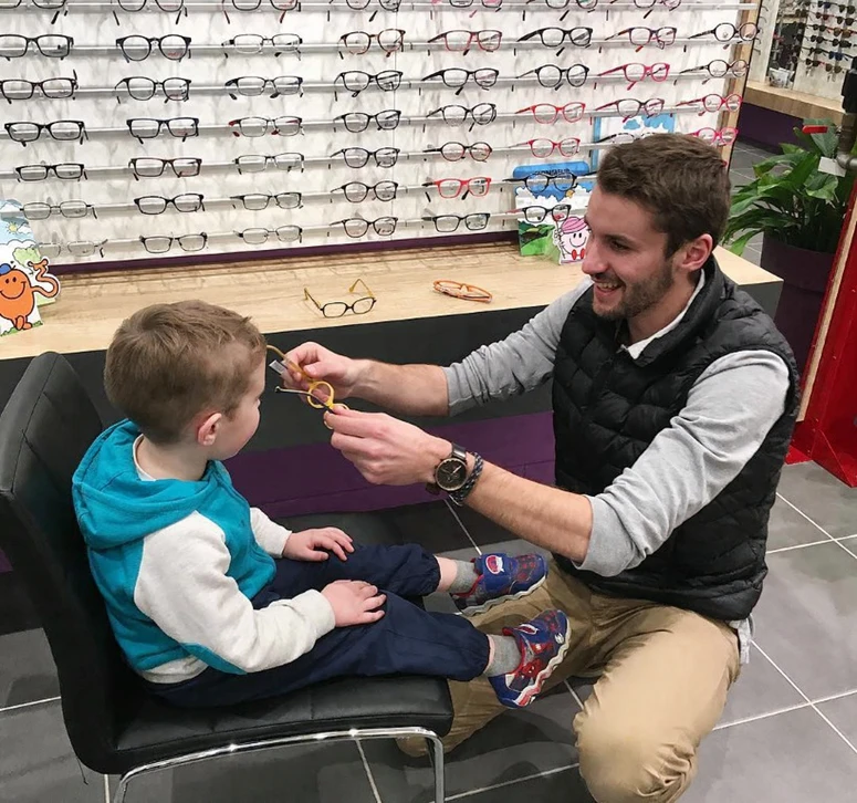 Lunettes de protection individuelle à branches noires ajustables et verres transparents incolores