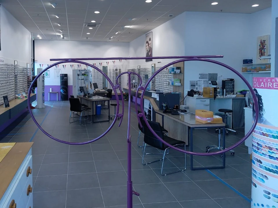 Scène d'intérieur minimaliste sur surface blanche avec fond gris neutre