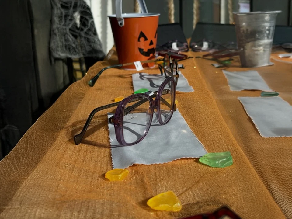 Atelier de soufflage de verre avec artisan verrier travaillant une pièce ornementale multicolore