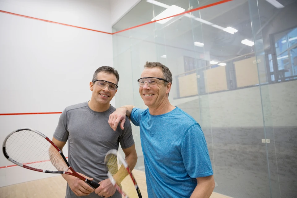 Vue d'ensemble d'équipements et composants de VTT disposés sur fond blanc