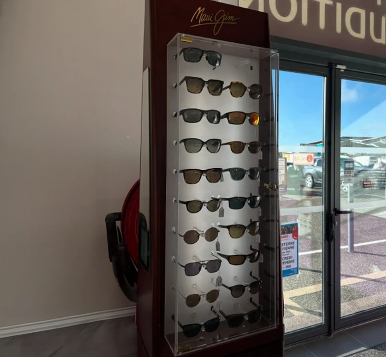 Lunettes de natation bleues transparentes posées sur surface mouillée avec gouttelettes d'eau