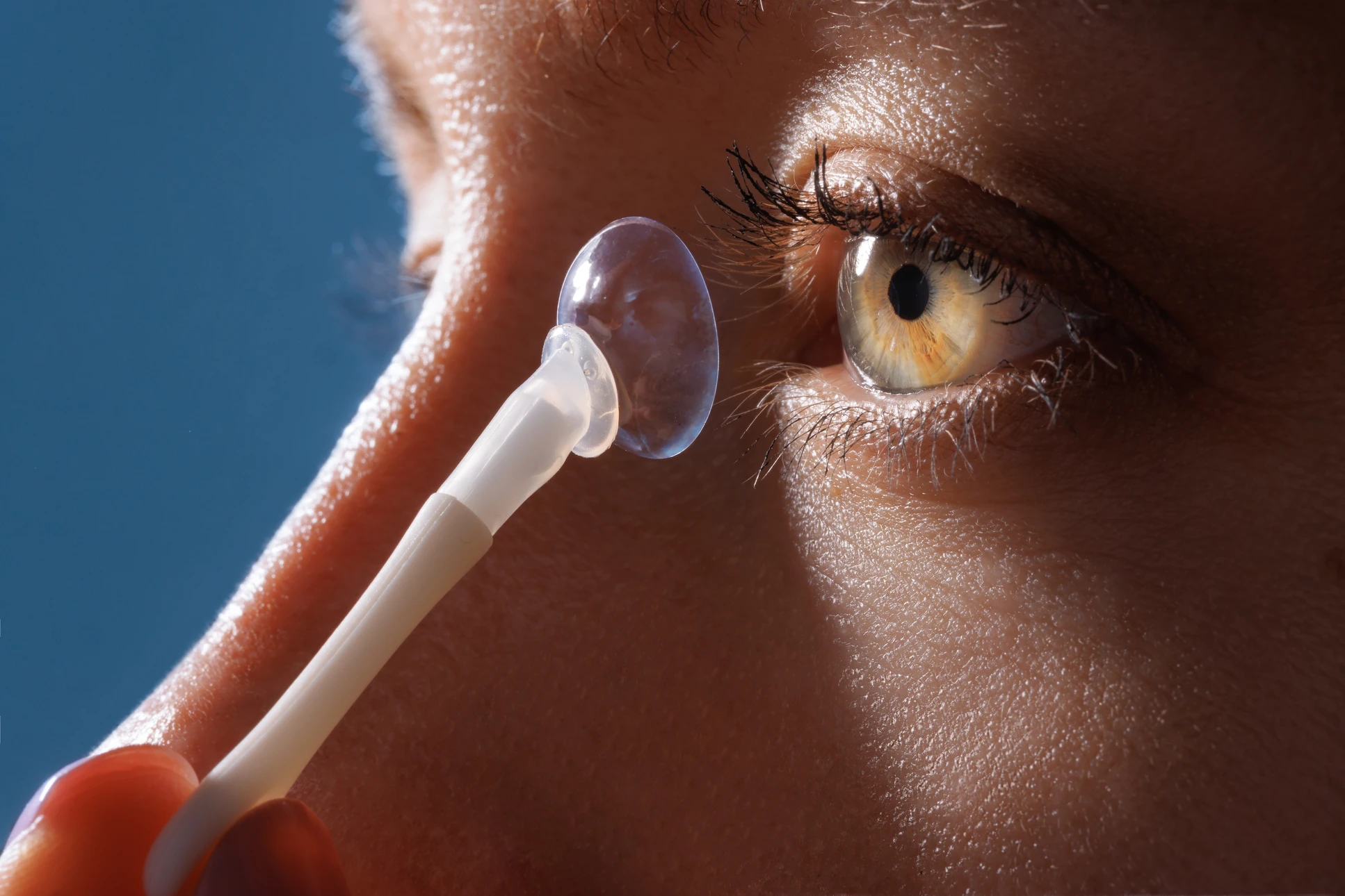 Gros plan sur une femme de couleur caustique portant une lentille de contact