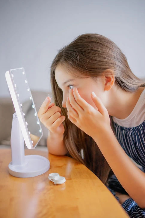 Nettoyage de la main d'un homme ou d'une femme sur fond blanc