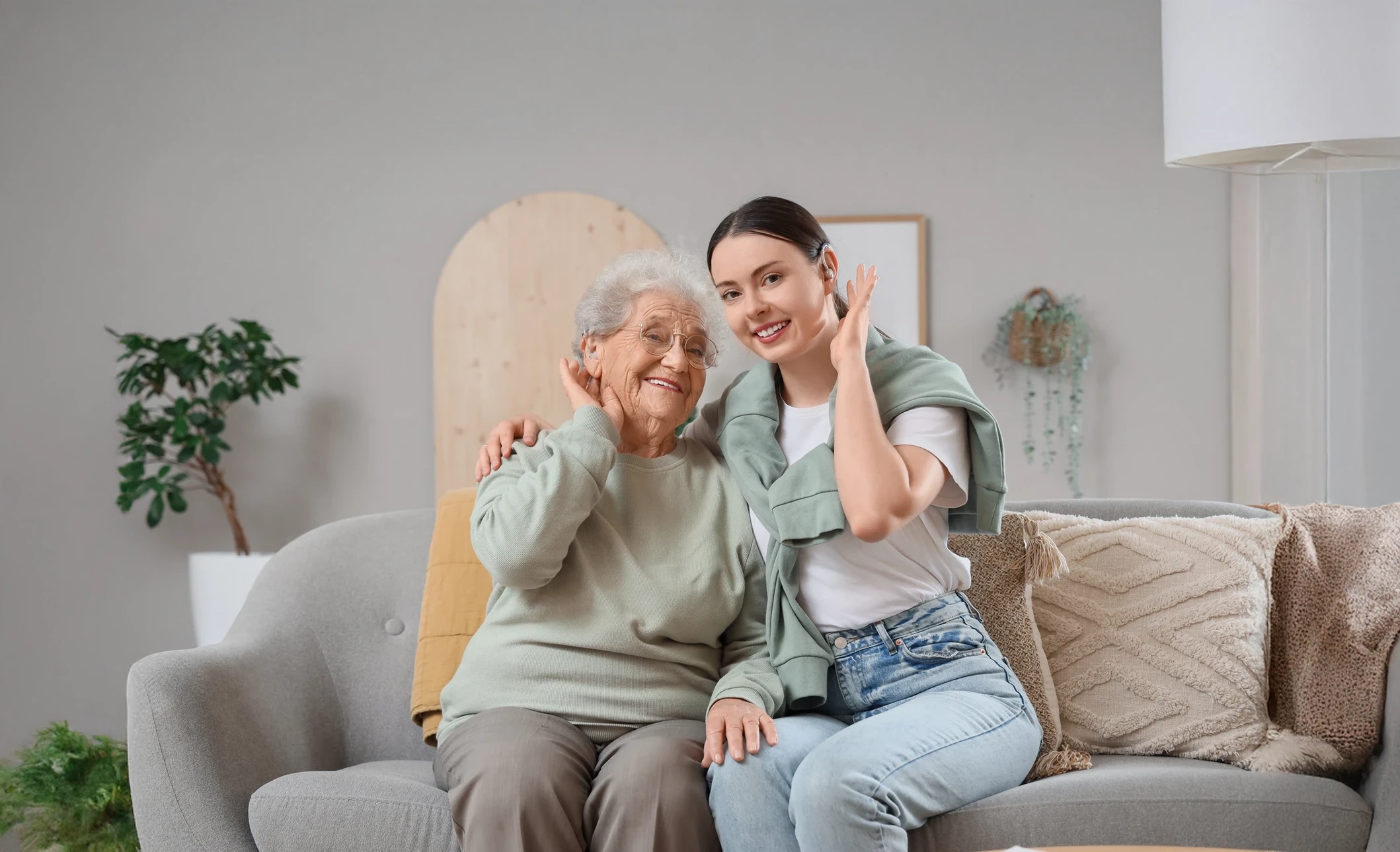 Écouteurs sans fil noirs dans boîtier de charge blanc ouvert, posés sur surface blanche
