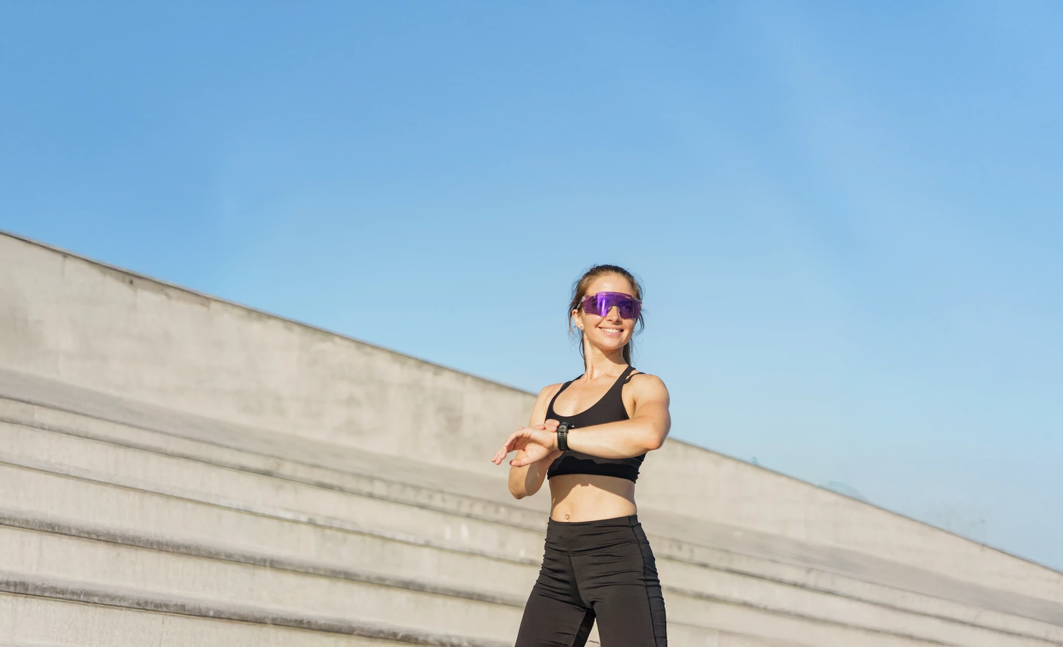 Cycliste en position aérodynamique sur vélo de course lors d'une compétition de triathlon ou contre-la-montre